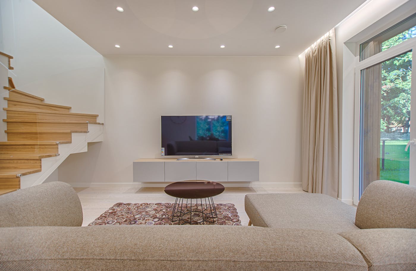 Outdoor “living room” standards: flow, comfort, and furniture that actually gets used